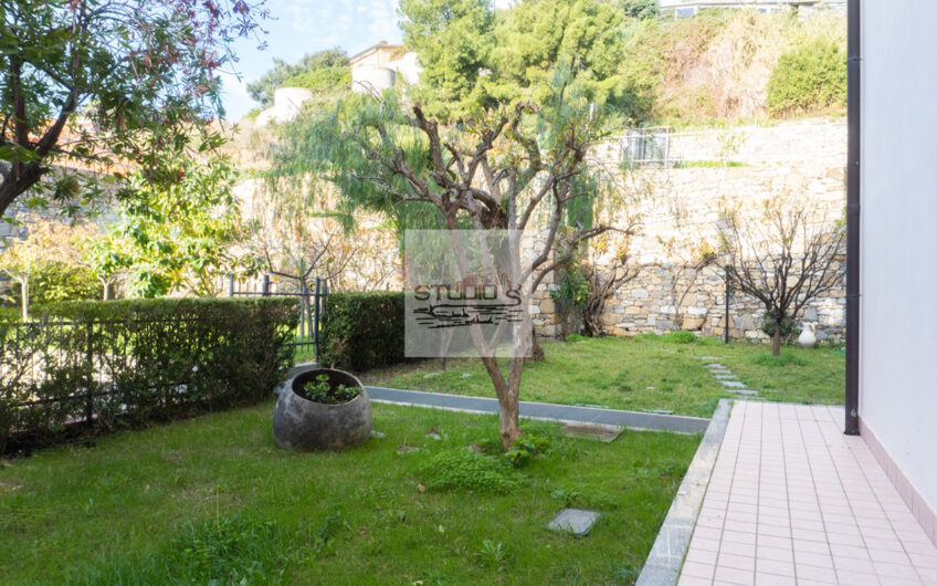 Riva Ligure – Ampio trilocale con doppi servizi, giardino e box auto