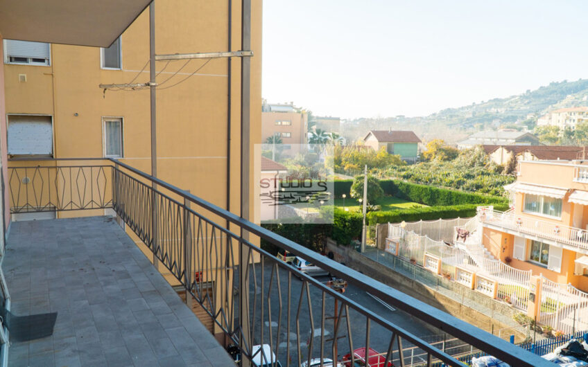 ARMA DI TAGGIA – Quadrilocale con balcone in zona Levà