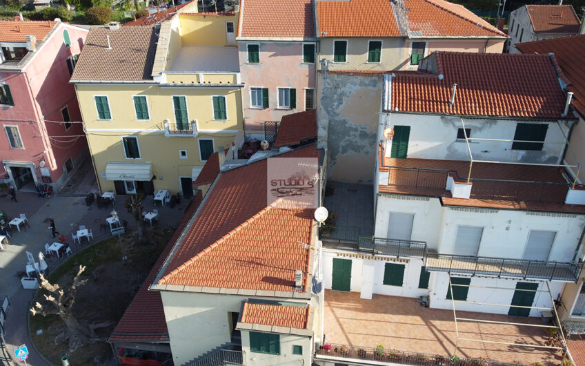 SANTO STEFANO AL MARE – Quadrilocale fronte mare in centro paese con ampia terrazza e balcone