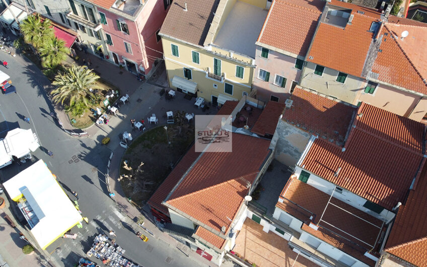 SANTO STEFANO AL MARE – Quadrilocale fronte mare in centro paese con ampia terrazza e balcone