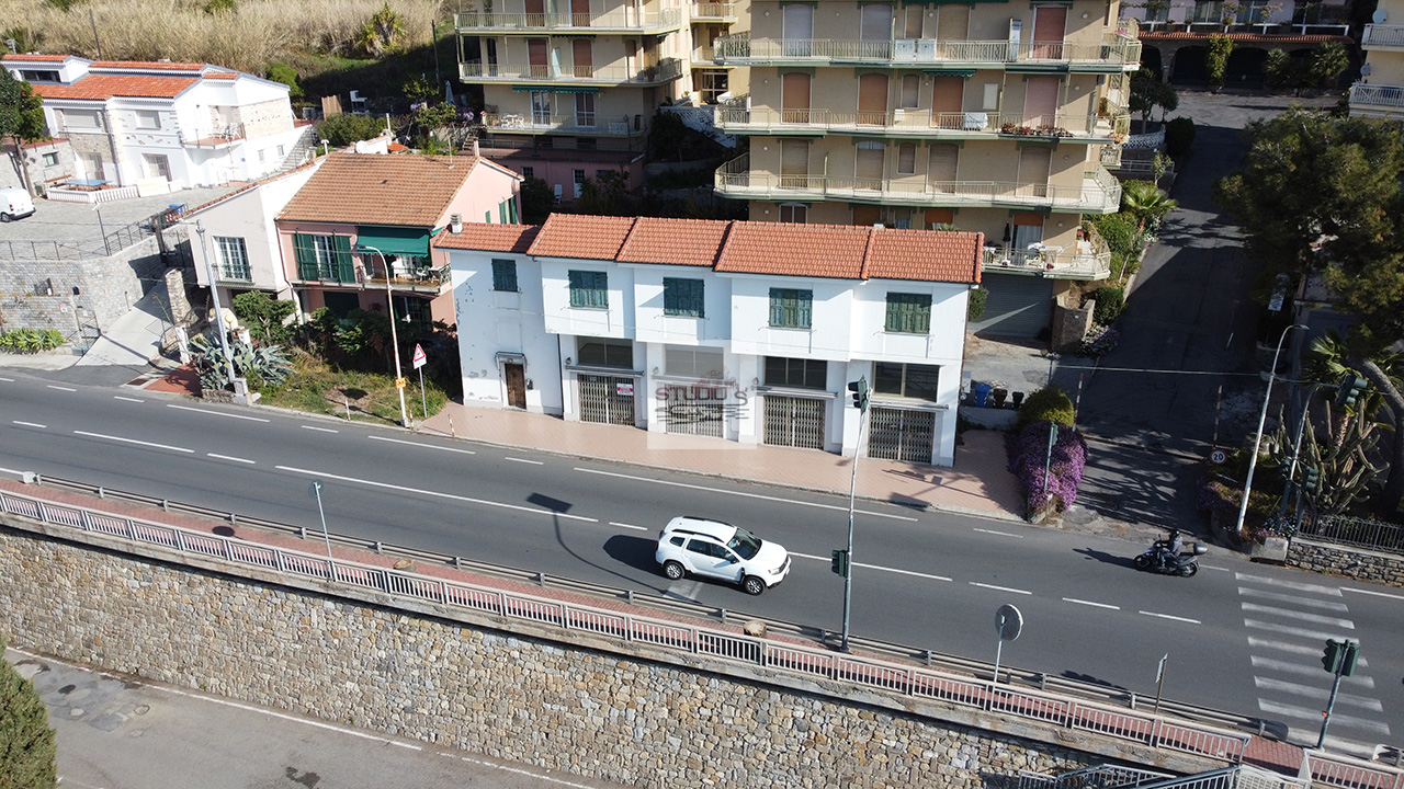 Santo stefano al Mare - Fabbricato a uso commerciale sulla via Aurelia su due piani anche in affitto