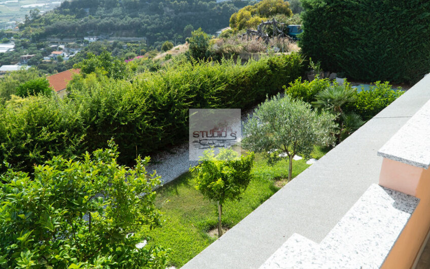 Arma di Taggia – Villa indipendente con giardino e vista mozzafiato fronte mare