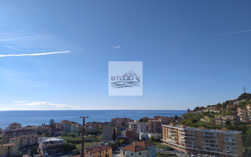 Riva Ligure – Trilocale mansarda con balconi vista mare e vista monti