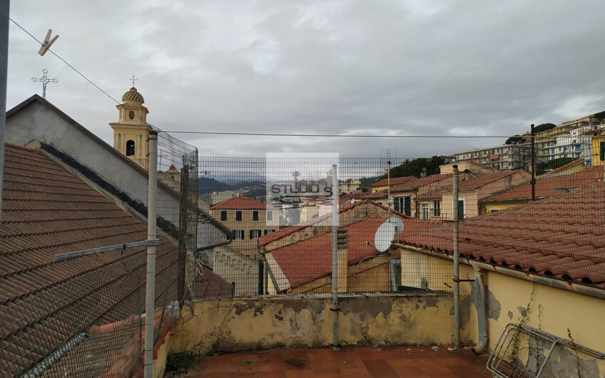 Santo Stefano al Mare – Trilocale da ristrutturare nel centro storico con suggestivo terrazzo sui tetti