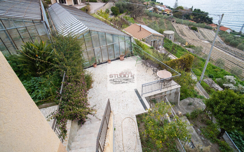 Cipressa – Villa con ampio giardino e magnifica vista mare