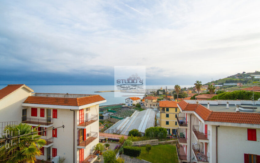 Cipressa – Bilocale con doppio balcone vista mare a 350 metri dalla spiaggia