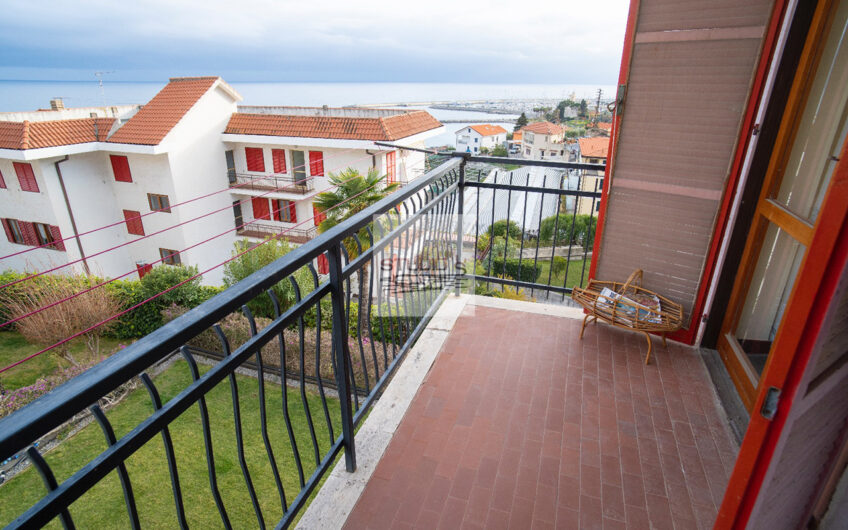 Cipressa – Bilocale con doppio balcone vista mare a 350 metri dalla spiaggia
